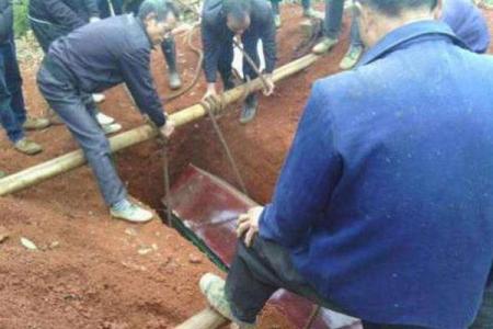 解析土葬与骨灰葬墓地风水讲究